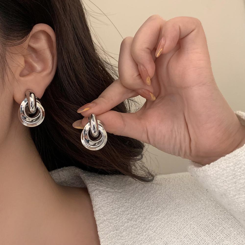 European & American Metal Circle Stud Earrings: Cold Style Tassel Earrings for Women