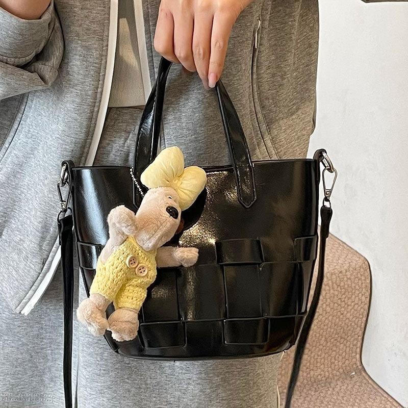 Spring and summer casual simple small fresh personalized woven design sense portable bucket bag fashionable versatile commuter messenger bag