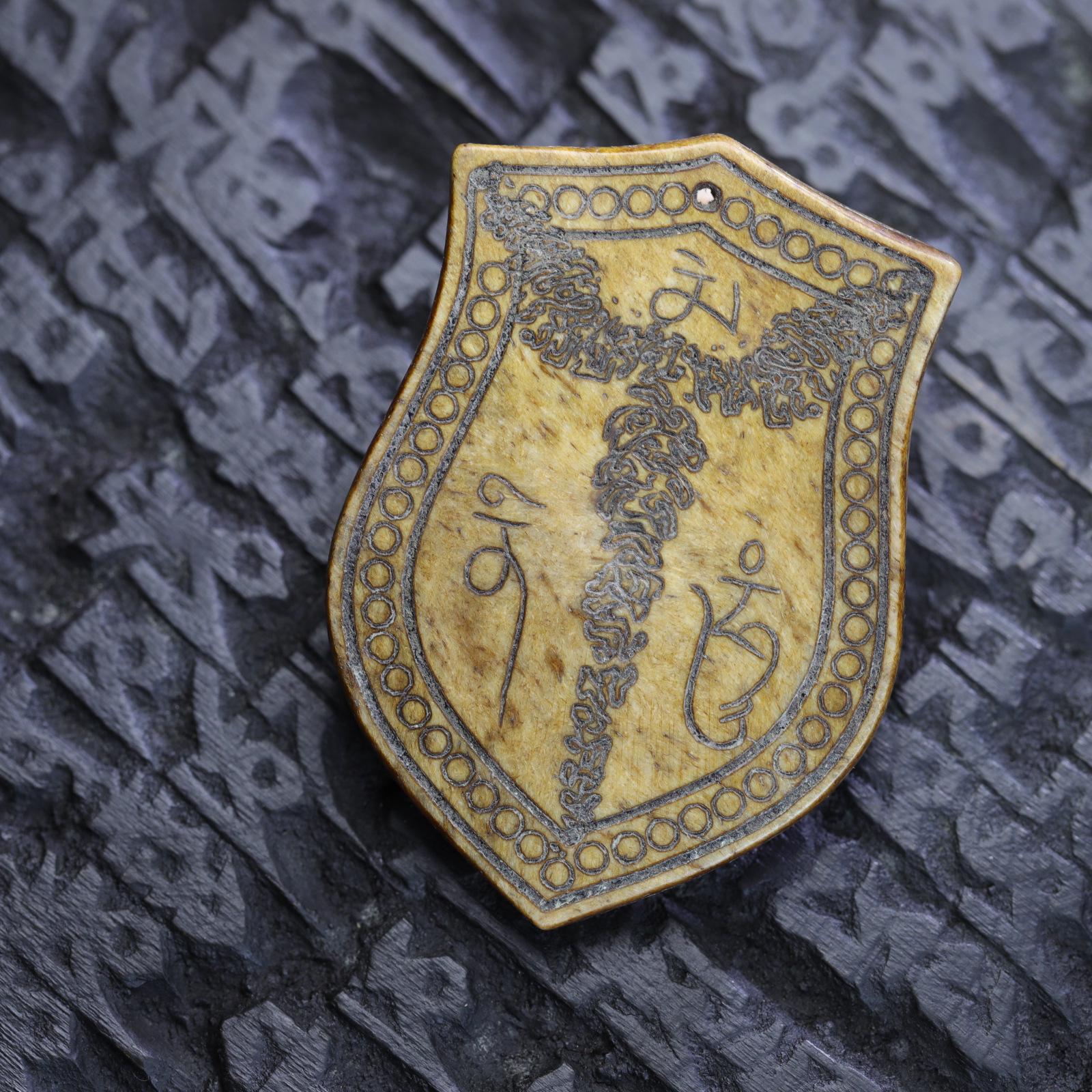 Тибетский амулет-плакетка из кости яка с черепом и буддийскими бусинами