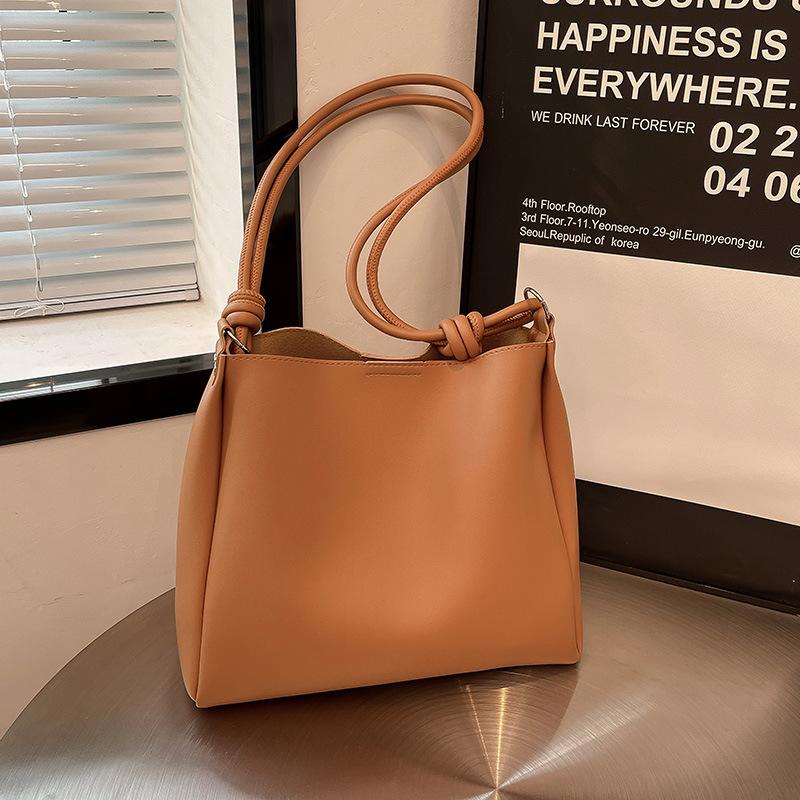 

225 winter new bag women s retro foreign style tote bag fashion niche shoulder bag casual simple crossbody bag