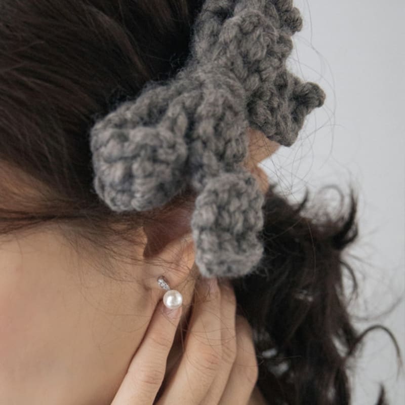 MERRYMOTIVE Fluffy ribbon hairpin (grey)