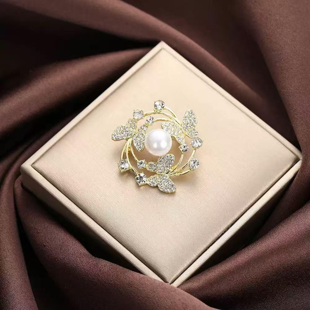 Pearl Heart Brooch: 2025 Autumn/Winter Trend - Korean Exquisite Pin for Women