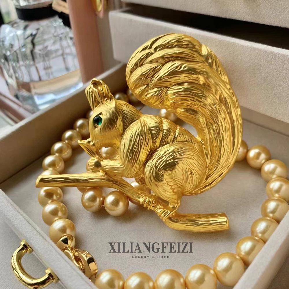 Vintage Gold-Plated Crystal Squirrel Brooch - Elegant Suit Accessory