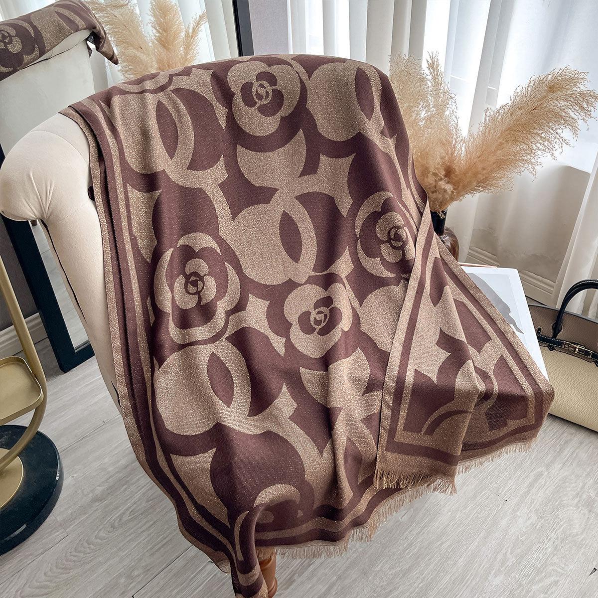 

Тонкий универсальный шелковый шарф Двусторонний шарф из имитации кашемира с золотой нитью Высококачественная теплая шаль Шарф для путешествий с камелией 185*65 коричневый