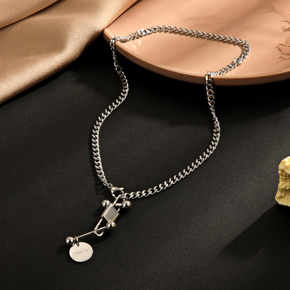 Europäische und amerikanische beliebte Schlossanhänger Edelstahlkette Damenmode Retro-Stil Scheibe schlichtes Design Titanstahlkette