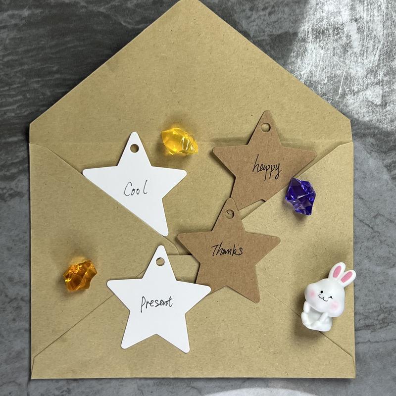 50 szt. Puste zawieszki z papieru kraftowego, zawieszka odzieżowa, kształt gwiazdy, zawieszka na prezent, karty z etykietami cenowymi DIY ze sznurkiem