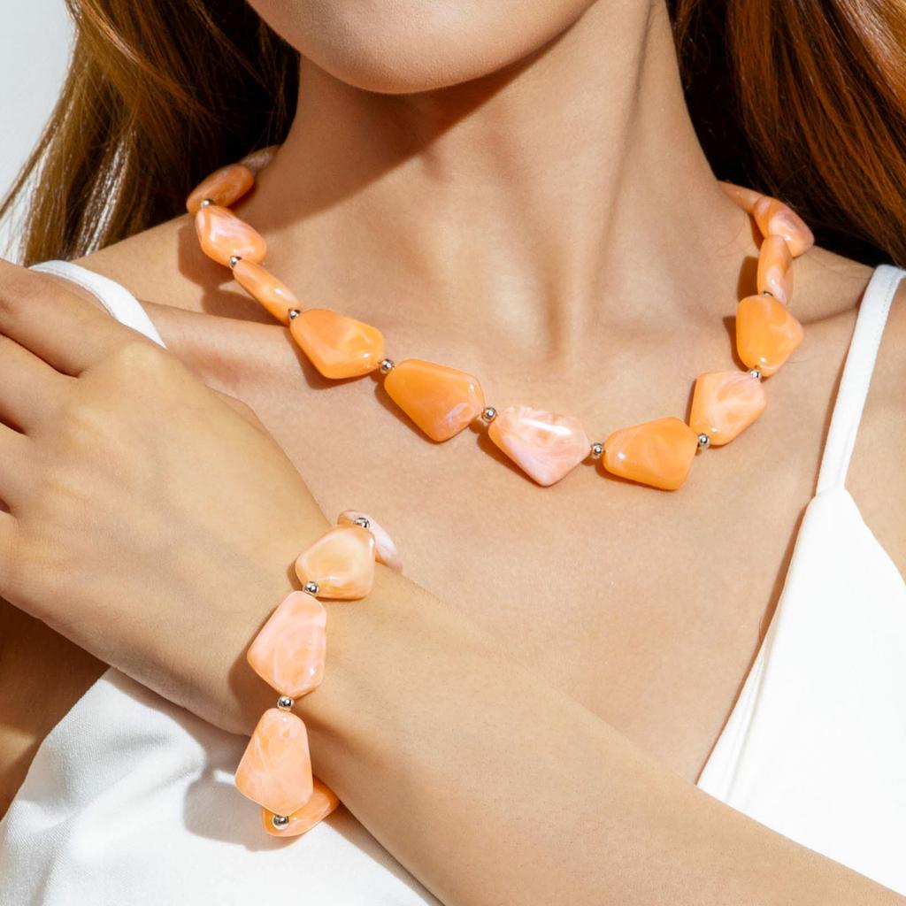 Retro acrylic resin special-shaped beaded necklace, temperament versatile light luxury neck chain