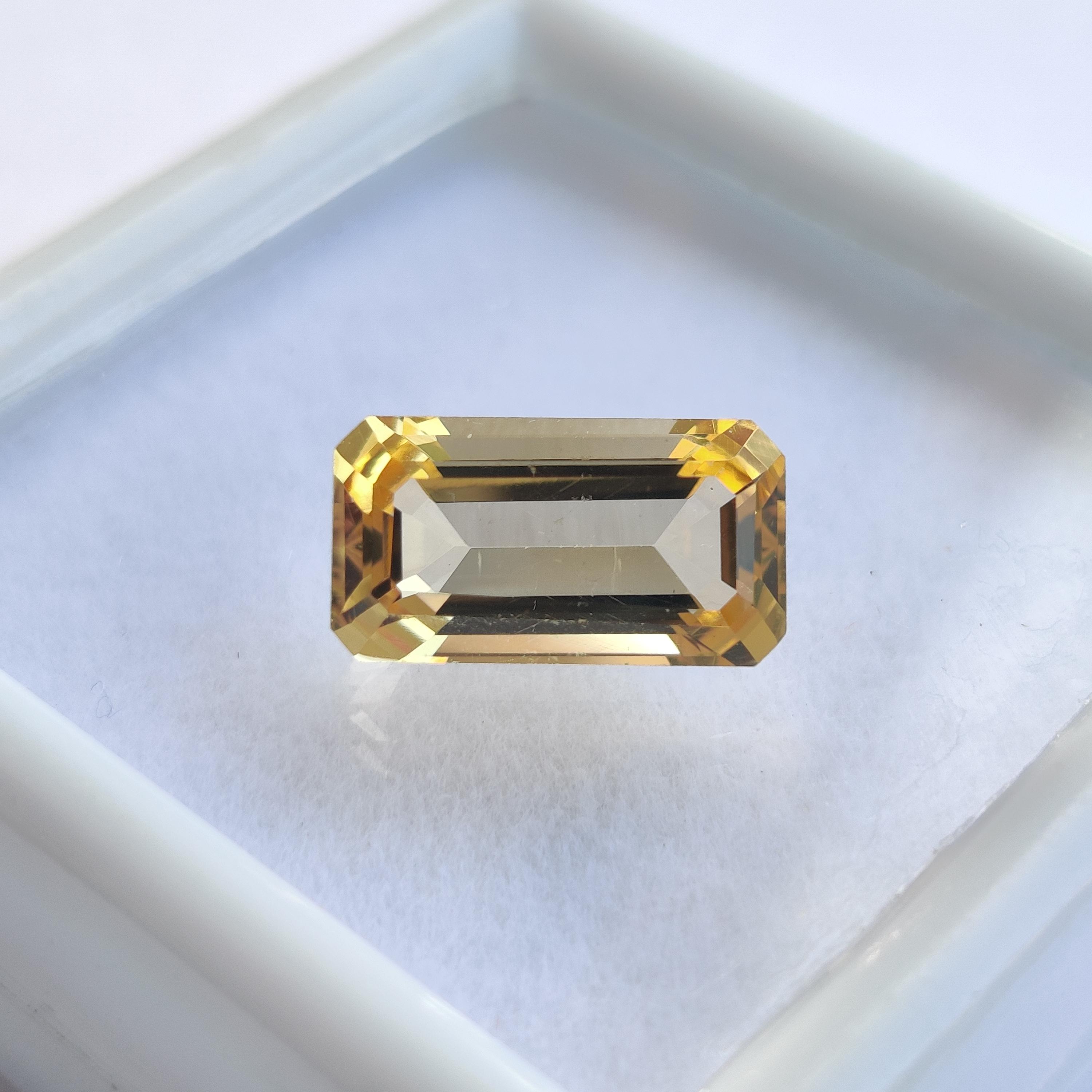 

Прямоугольный Граненый Цитрин, Размер Камня 13x7x5 мм, 3.95 Карата. 3.95 Carat, 13x7x5 MM