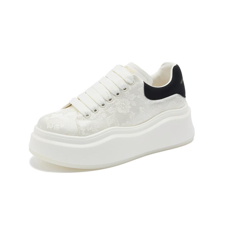 Atmungsaktive dicksohlige McQueen kleine weiße Schuhe Damen 2025 neu beliebt Frühling und Herbst Nationalstil Freizeit Sport Muffin Board Schuhe