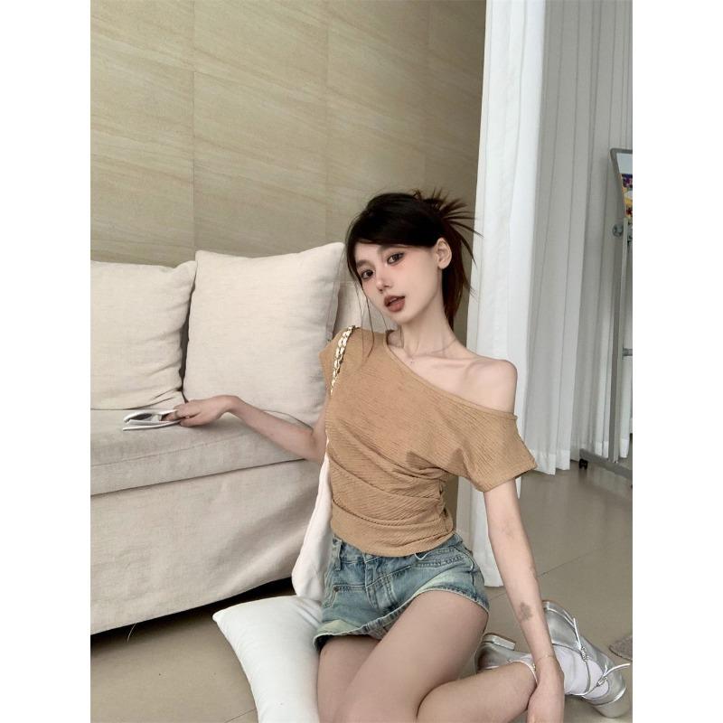 Sommer neues Mode-Designgefühl Nische schräge Schulter freiliegendes Schlüsselbein plissiertes Damen-T-Shirt