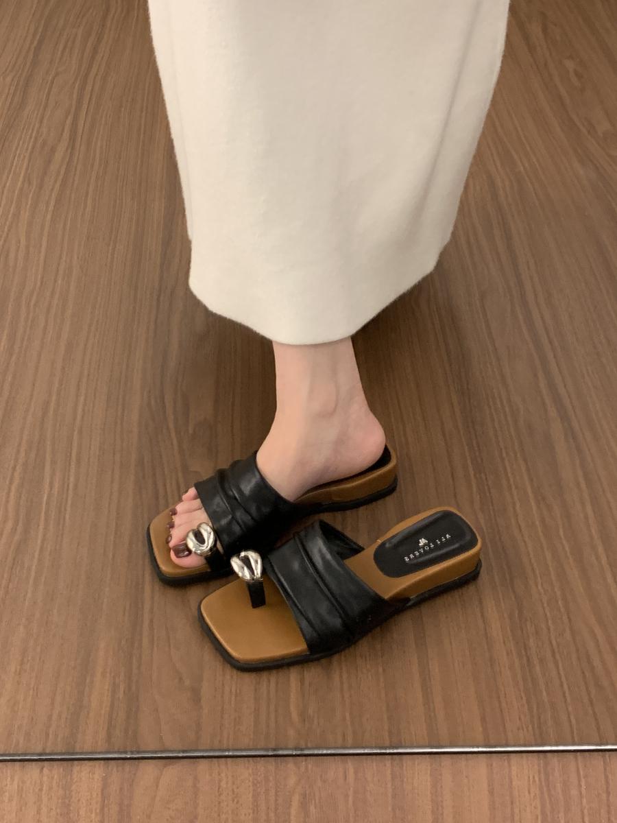 

Folded one-word with wedge heel set of toe slippers for women s summer wear 2025 new Korean version of fairy style beautiful cool slippers 35 чёрный