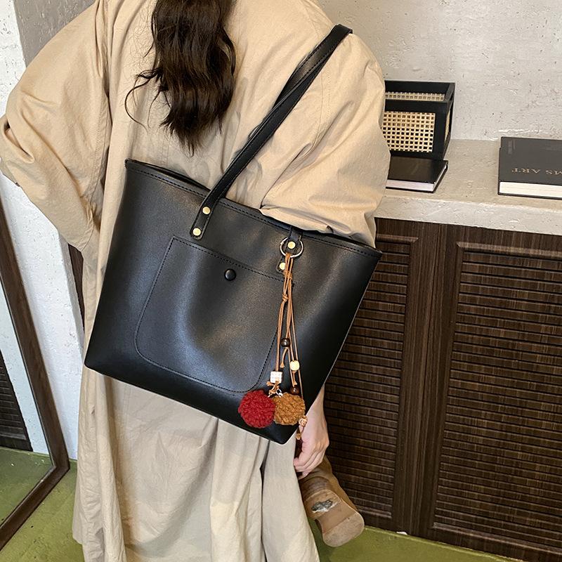 Large-capacity retro bag women's autumn and winter versatile 2025 new simple shoulder bag popular commuter tote bag this year