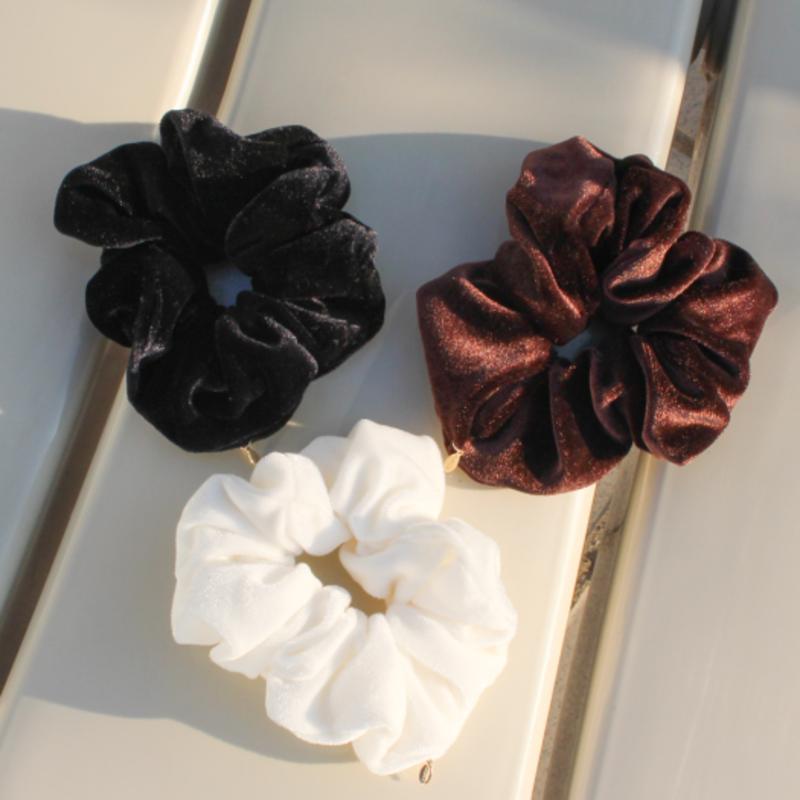 

ПОСТЛЮДИЯ С ВЕЛЮРОВОЙ РЕЗИНКОЙ-СКРАНЧИ (3 ЦВЕТА) WHITE