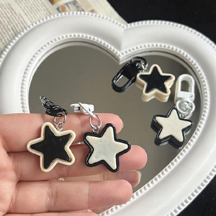 Sturdy Resin Star Keychain Retro Black And White Design For Keys Backpacks Or Phone Decors Lightweight Fashionable Friendship Gift