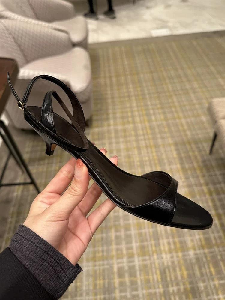 

Овчина универсальна и высококлассна с золотыми сандалиями, женскими туфлями-лодочками и крутыми шлепанцами с открытым носком. 38