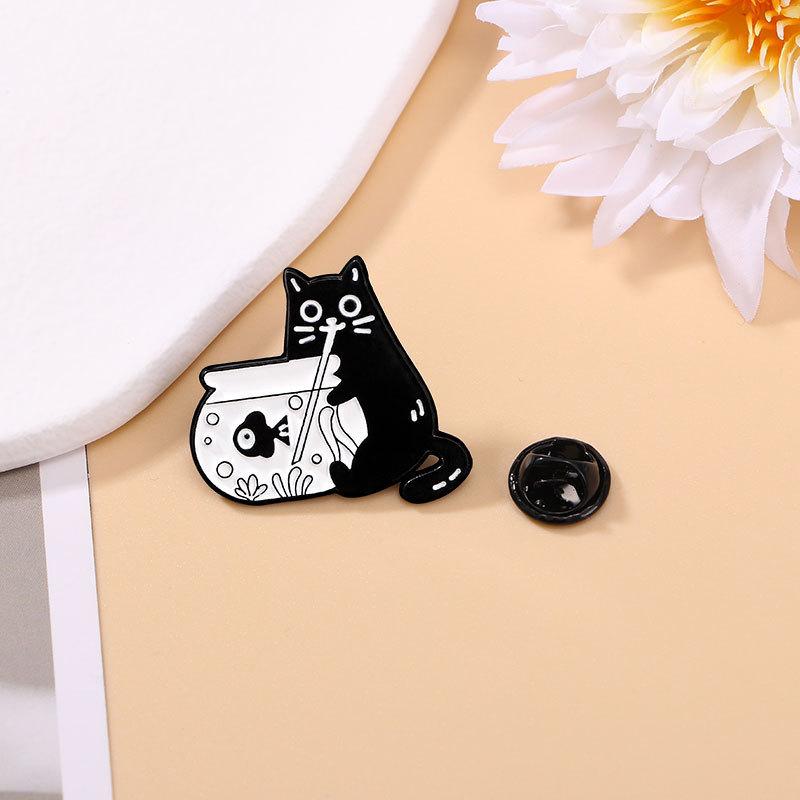 Original Cartoon Katze Metall Brosche Niedliche Tier Serie Schwarze Katze Pistolen Abzeichen Heiß verkaufte Pin Zubehör