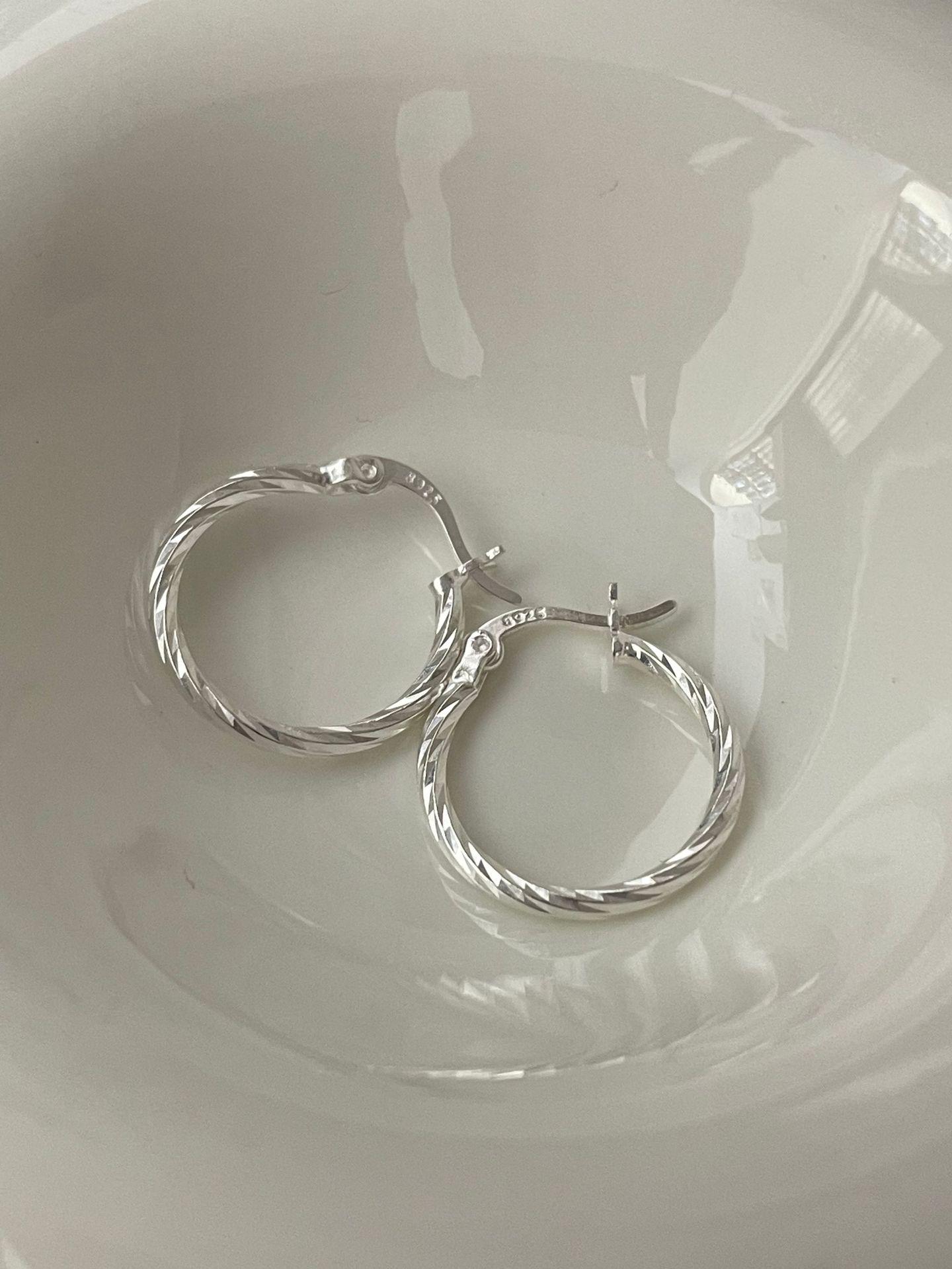 Su Chuang S925 Sterling Silver Twisted Hoop Earrings for Women – Cold Aesthetic Simple Circle Design 925 Silver
