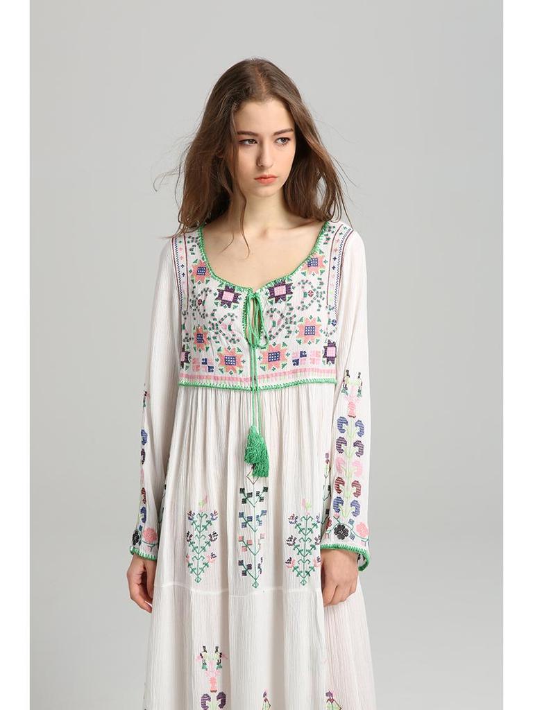 Boho Chic Dlouhé šněrovací šaty s květinovou výšivkou