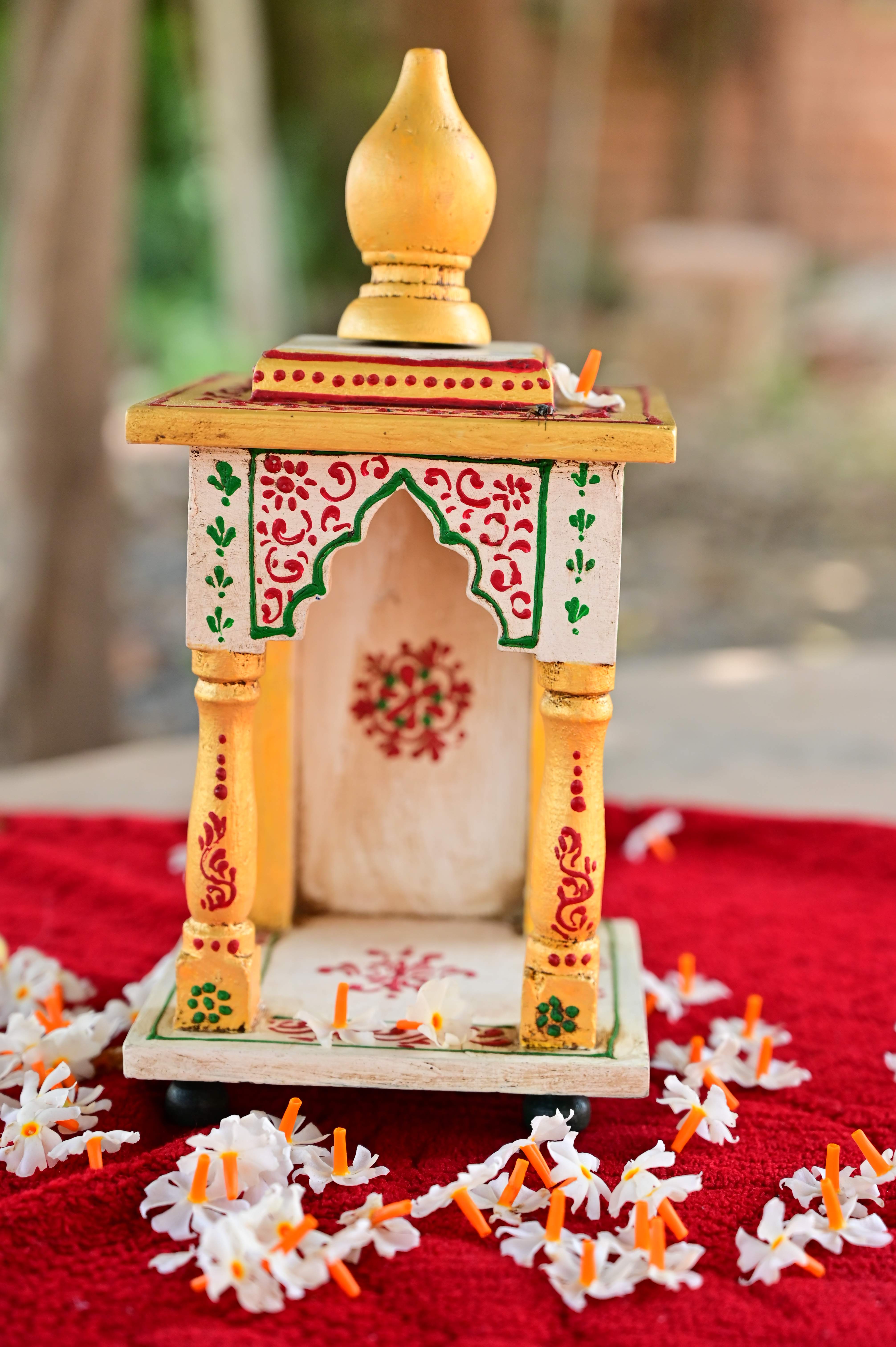 

Тисненый Расписной Деревянный Мандир: Антикварный настенный киот 4.5” X 4.5” X 9” разноцветные