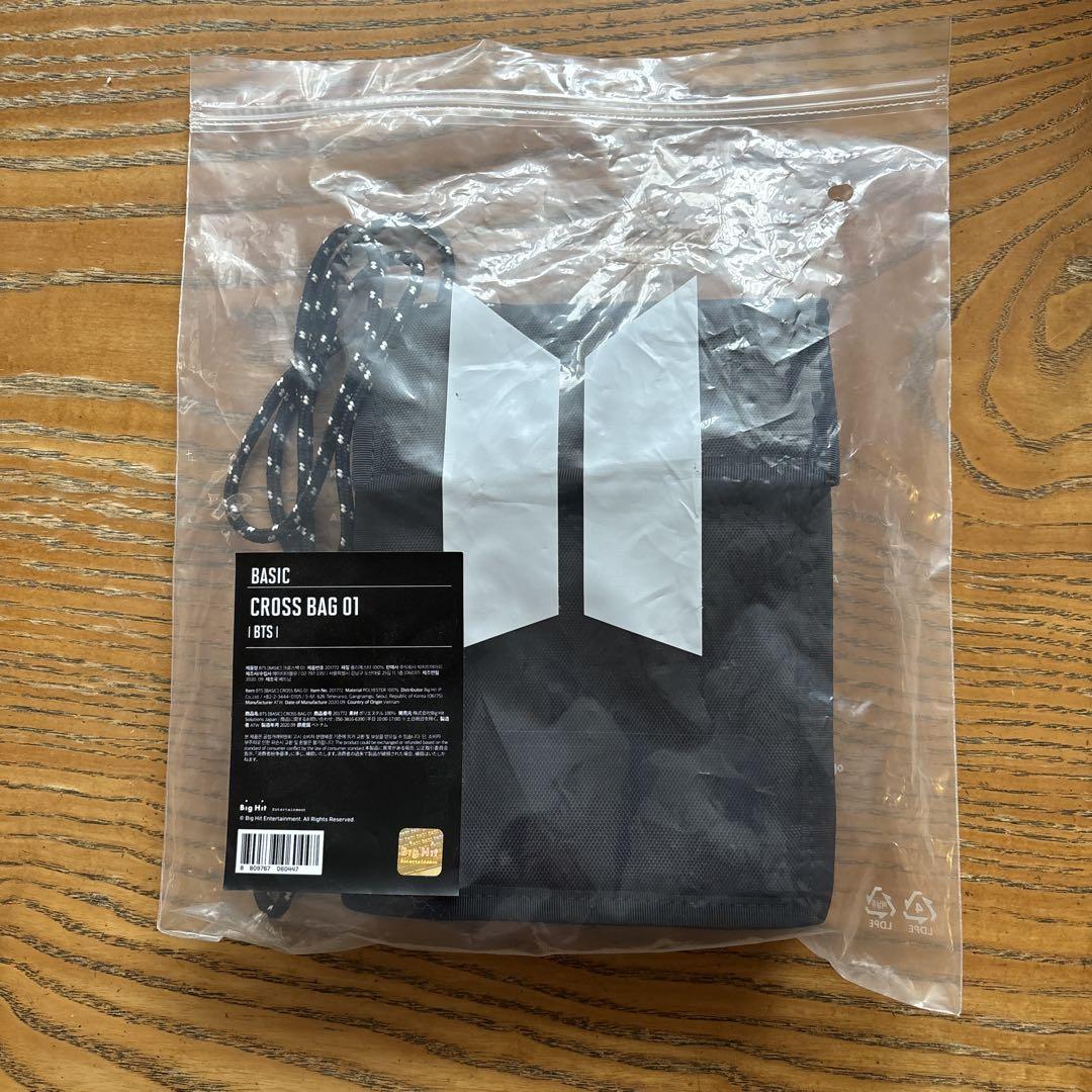

[USED] BTS Pop-Up Crossback in Black