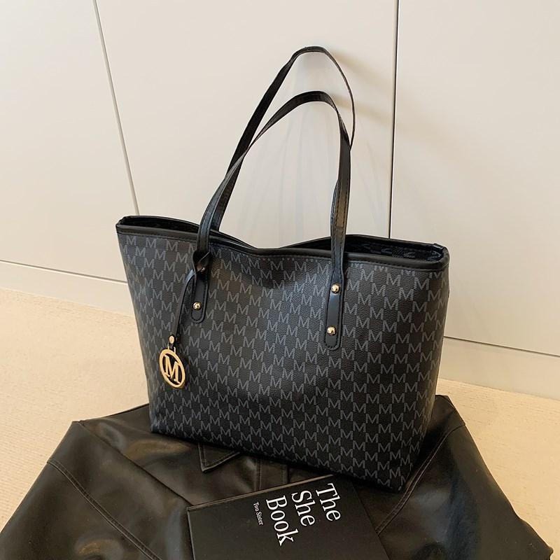 Niche versatile portable tote bag women's bag 2025 spring new large-capacity shoulder bag high-value underarm bag fashion