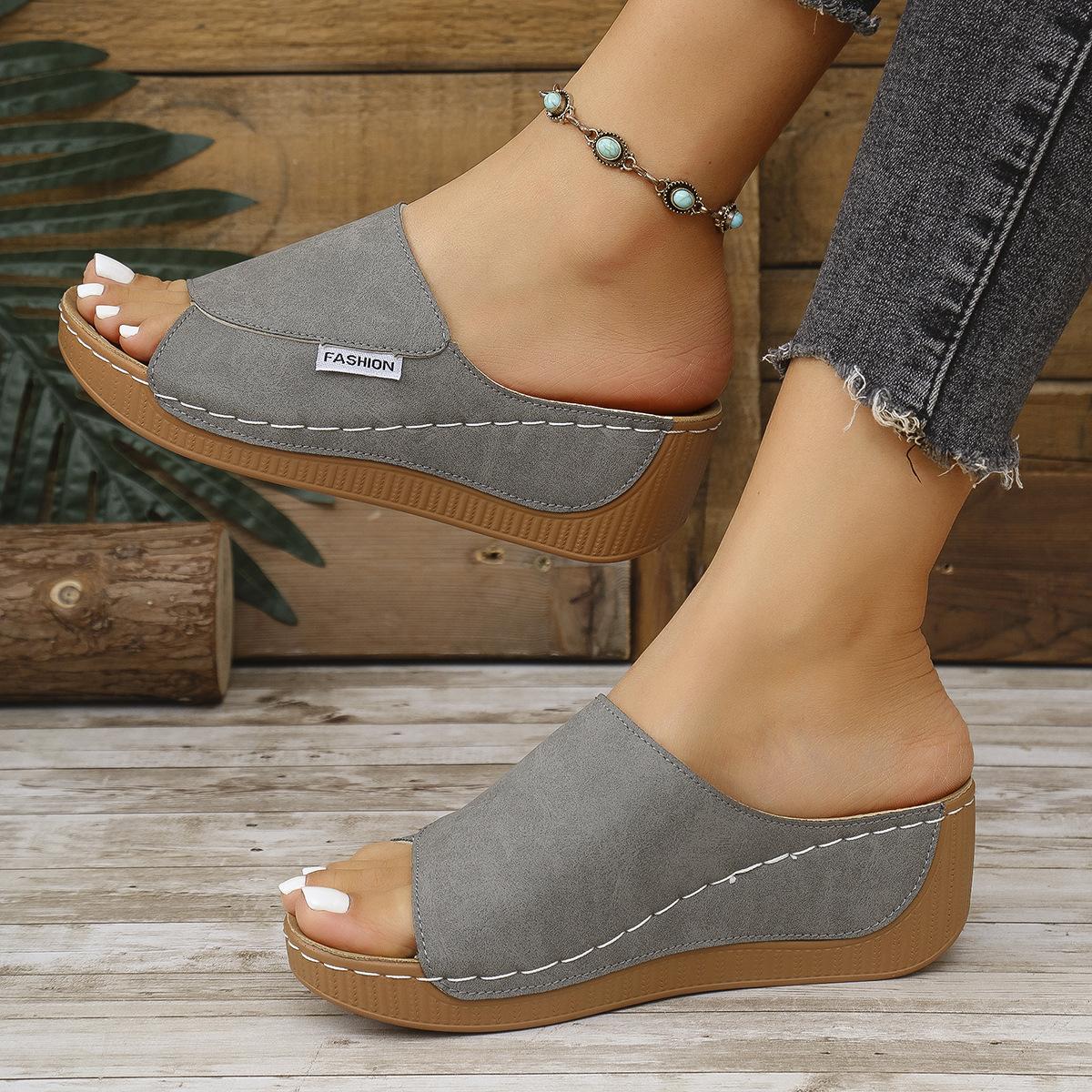 

Женские новые простые и модные шлепанцы на платформе с клиновидной подошвой и открытым носком 43 серый