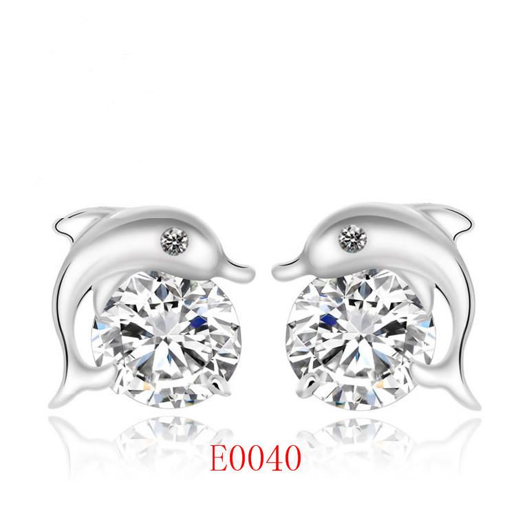 2026 New Korean Version Design Women's Zircon Light Luxury High-end Niche Earrings Temperament Four-leaf Clover Sweet and Cool Stud Earrings Jewelry