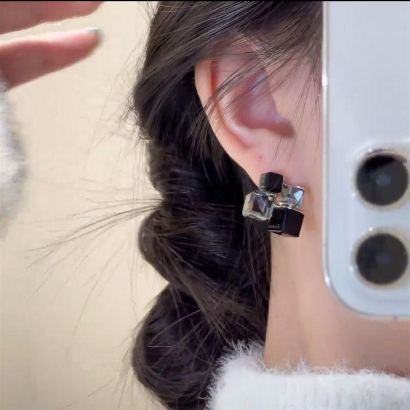 

Стильные большие серьги-капли. Женские модные разноцветные серьги.