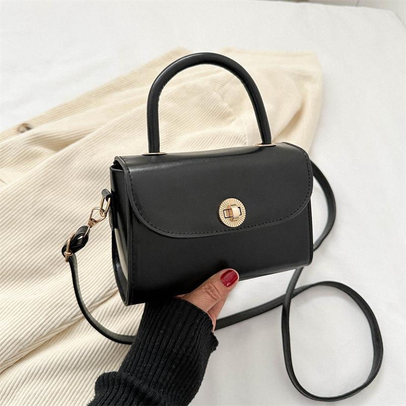 

Простая маленькая квадратная сумка в стиле ретро 2024 года, новая корейская версия, персонализированная сумка через плечо, повседневная сумка-мессенджер, нишевая сумка чёрный