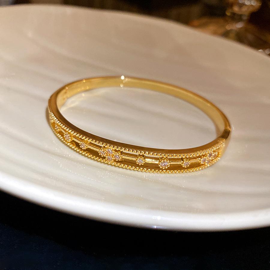 Браслет из золота 18 карат с ажурным цветочным узором и цирконами: Роскошный, Модный Браслет