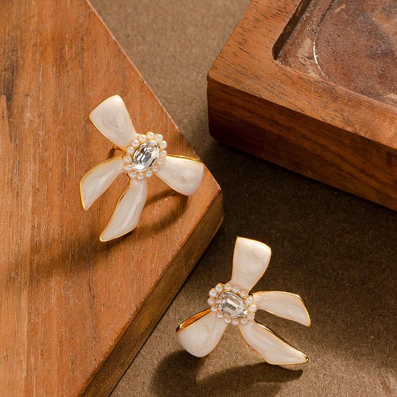 

Super fairy gentle temperament fairy wind inlaid zircon enamel drop glaze bow stud earrings high-end versatile earrings белый