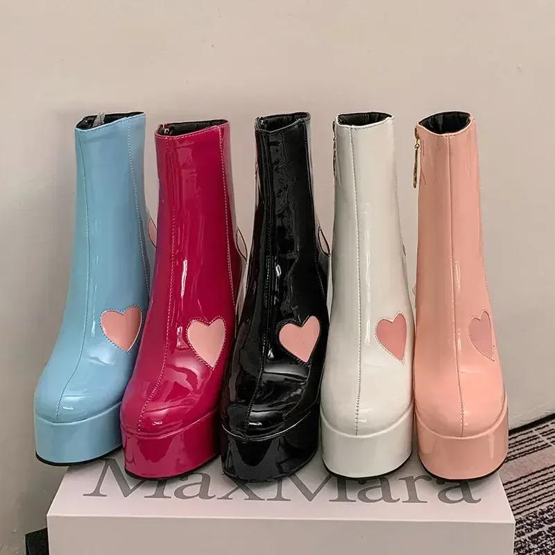 Damen Plateau Stiefel mit hohen Absätzen Chunky Herzmuster Stiefeletten Mode Vintage Wasserdicht Bequem Moderner Stil Kurze Stiefel