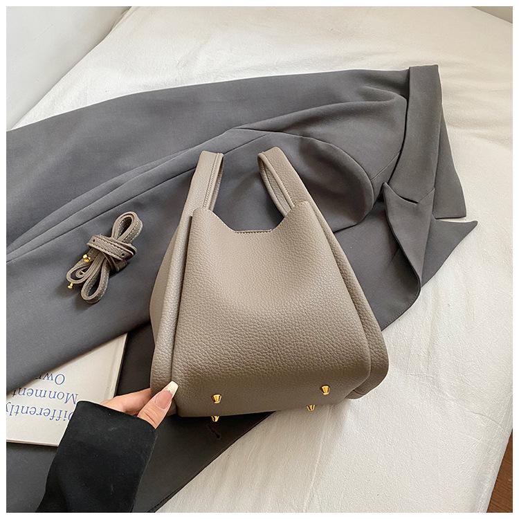 Retro portable bucket bag women's new large-capacity women's messenger bag fashionable versatile high-end shoulder bag trendy