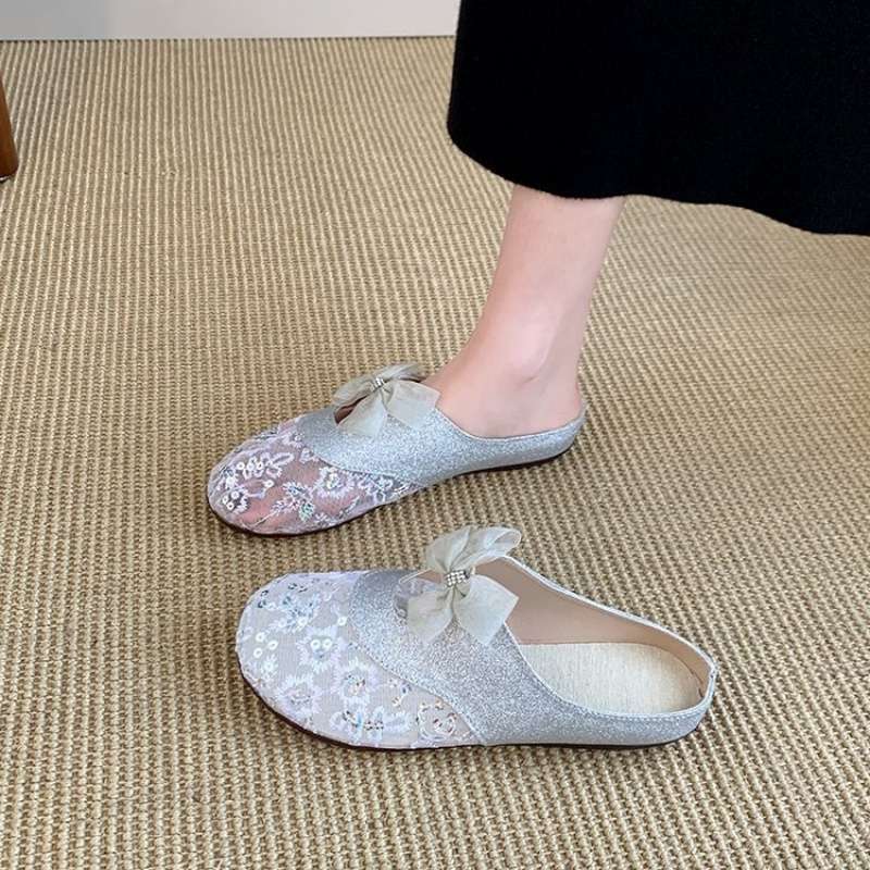 

Баотоу шлепанцы женские для улицы 2025 лето новые сетчатые дышащие с бантом фея ветер плоская подошва ленивые крутые шлепанцы 40 серебряный