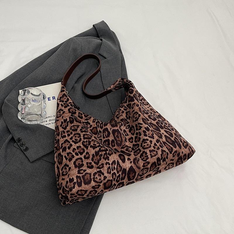 

Ретро модная сумка-тоут с леопардовым принтом высокой стоимости для женщин 2025 новая корейская версия повседневной дорожной сумки большой вместимости через плечо для женщин коричневый