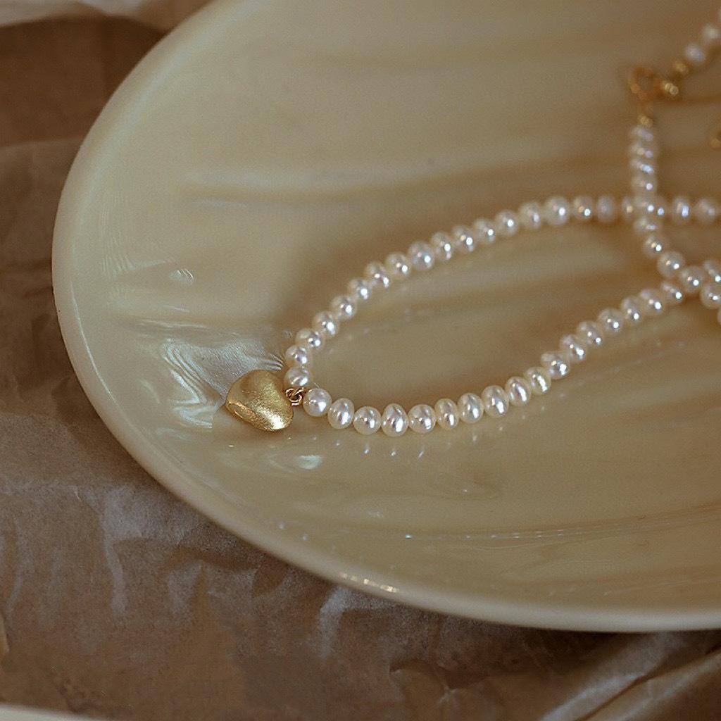 Versatile love pendant, natural freshwater pearl necklace, women's summer light luxury temperament, niche high-end design collarbone chain