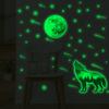 Adesivi Murali Decorativi Paesaggistici per Camera da Letto Soggiorno Sfondo Lupo Solitario Foresta Stelle Luna che Brillano al Buio