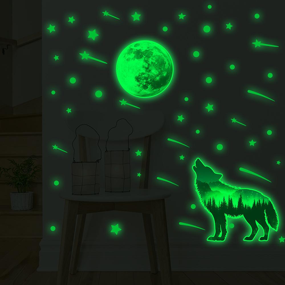 Adesivi Murali Decorativi Paesaggistici per Camera da Letto Soggiorno Sfondo Lupo Solitario Foresta Stelle Luna che Brillano al Buio