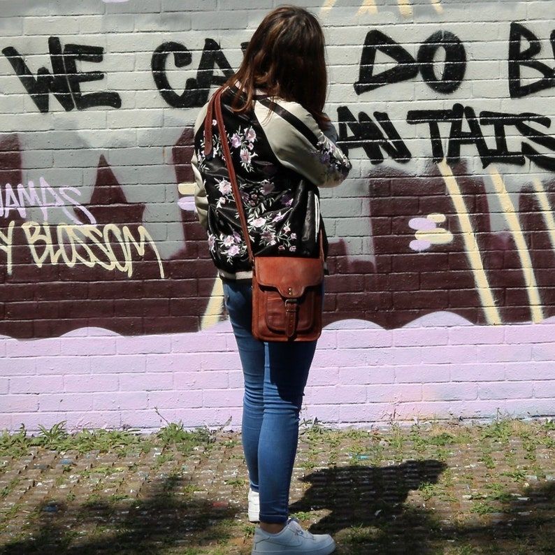 LEDER-UMHÄLTETASCHE, handgefertigtes Leder im Vintage-Look