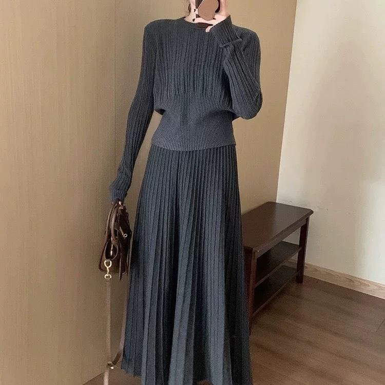 

Осень/Зима 2025 Вязаный топ однотонной расцветки с дизайном, подчеркивающим талию, и юбкой А-силуэта One Size серый