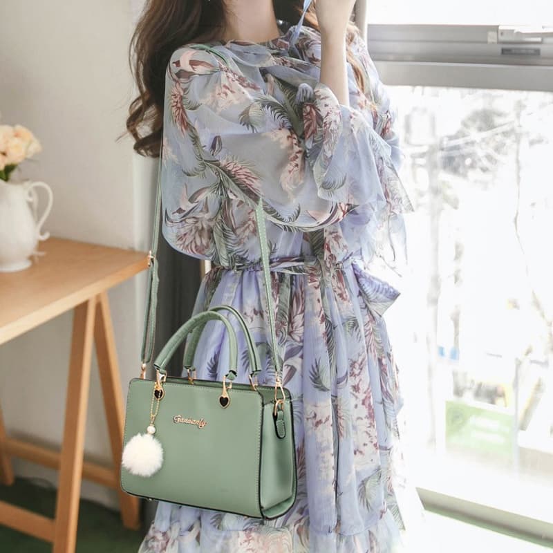 Bolsa pequena transversal decorada com bola de pelo, elegante