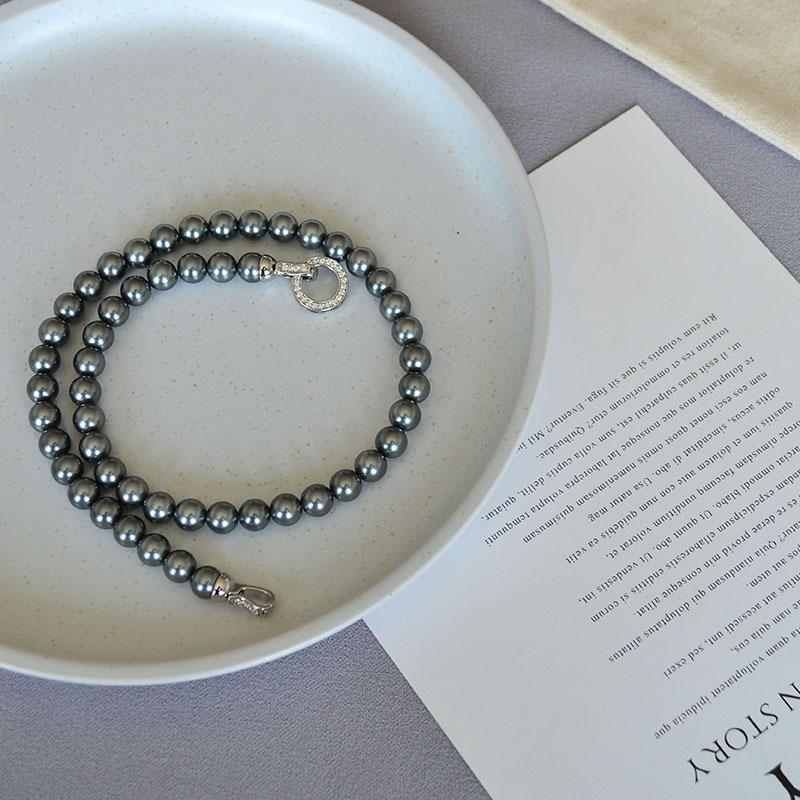 

Французское винтажное идеально круглое ожерелье с круглой пряжкой из таитянского мокко с бриллиантами и цирконами на ключичной цепочке