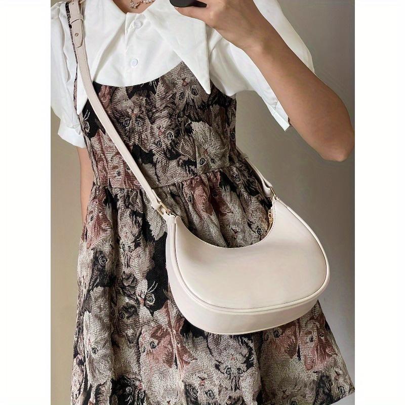 New Fashionable And Simple Crescent-Shaped Bright Surface Shoulder Bag, With A Distinctive Texture And Classic Look That's Suitable