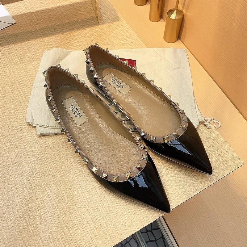 Spring new V home rivet flat shoes women's versatile soft sole temperament Liuding shallow mouth single shoes ladyshoes