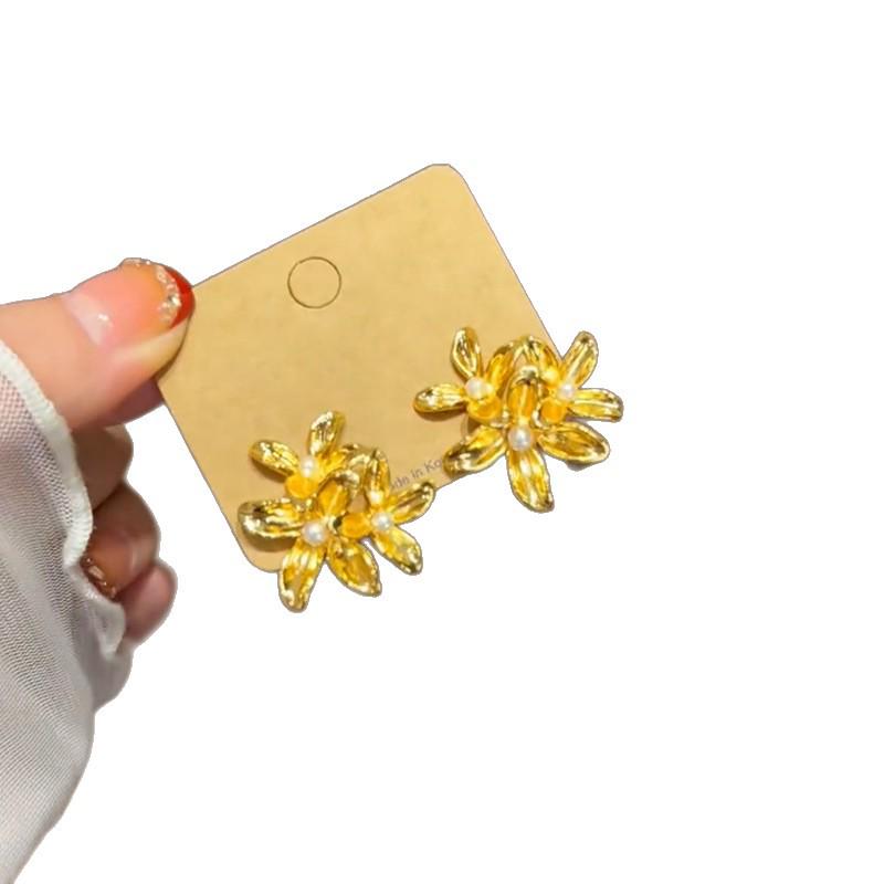 Elegante Retro Gold- und Perlen-Blütenstecker mit Nischen-Design