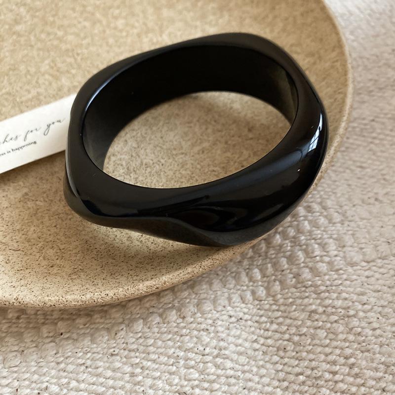 

Акриловый витой квадратный браслет: Элегантный браслет для通勤 высокого класса для женщин