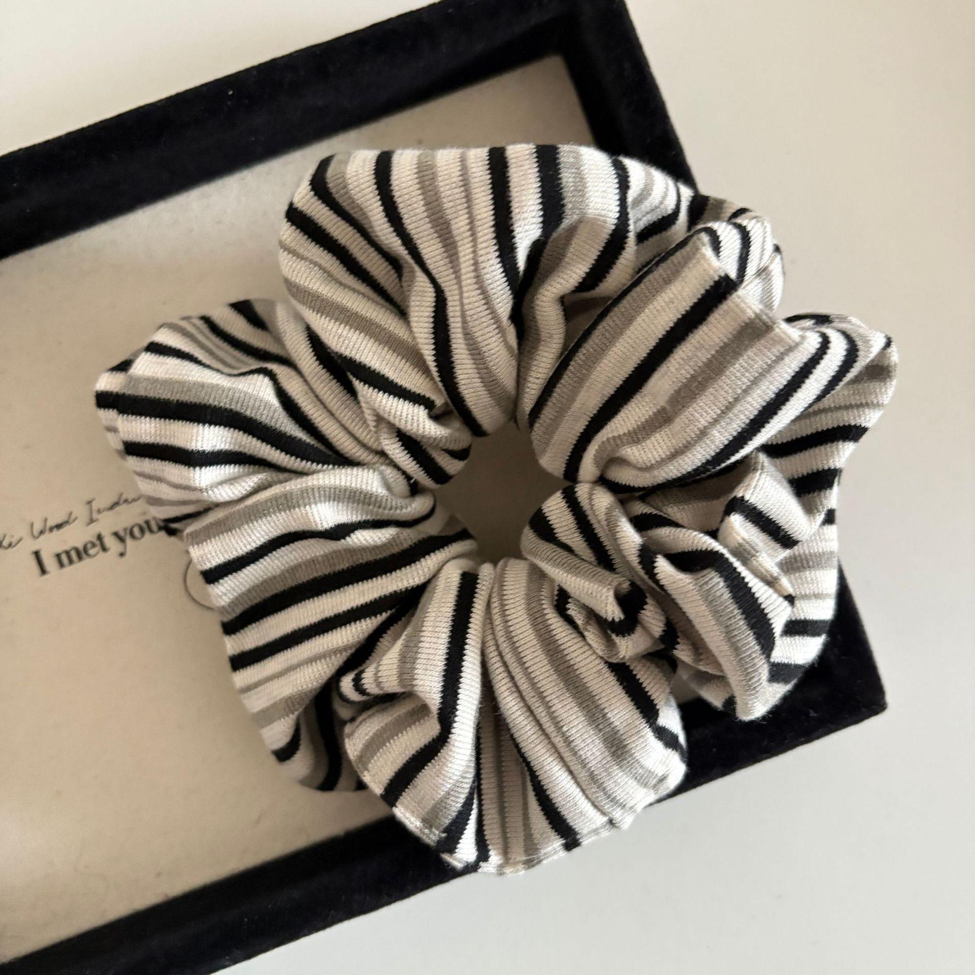 Korean Autumn/Winter Red Coffee Striped Knit Wool Scrunchie - Women s Fluffy Ponytail Hair Accessory белый/чёрный