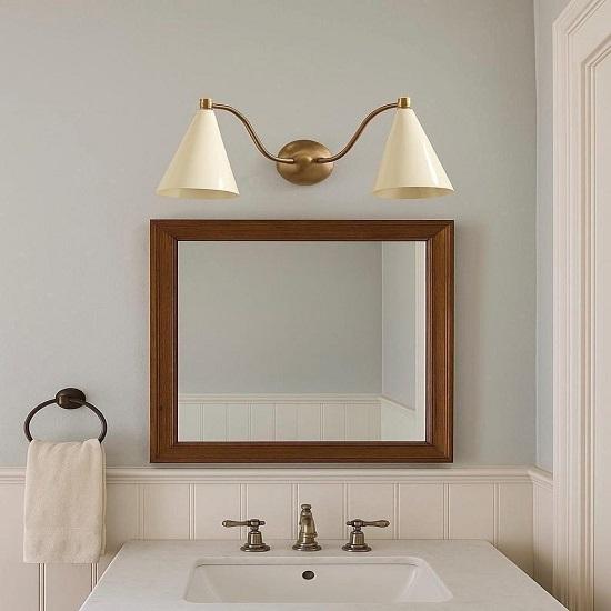 

Бра з латуні у формі подвійного конуса: Світильник в стилі модерн середини століття з абажурами кольору слонової кістки