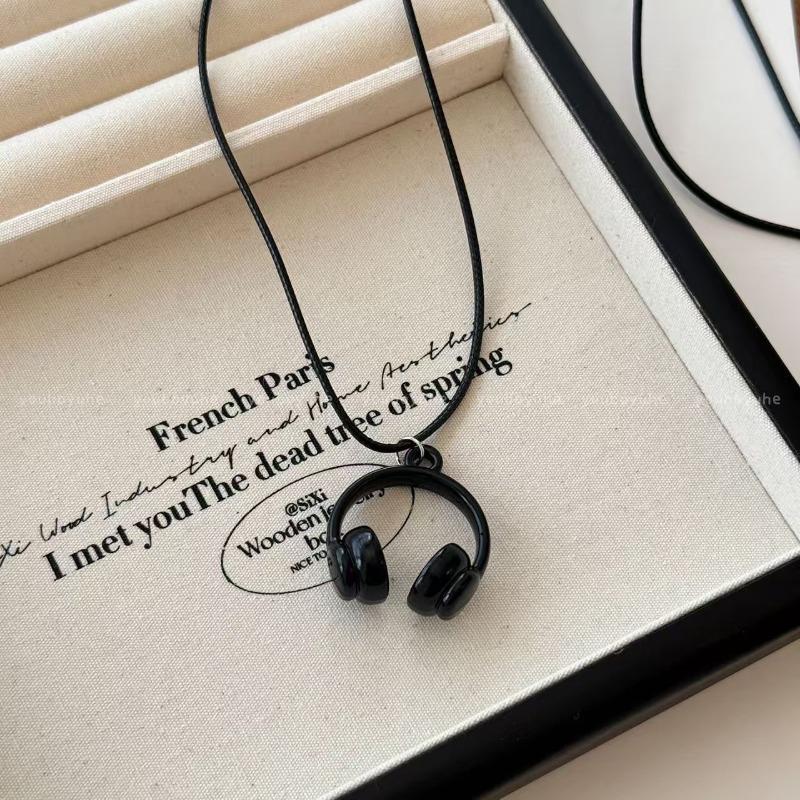 Simple Dripping Oil Headphone Pendant Necklace Niche Design Versatile Casual Sweater Chain Jewelry