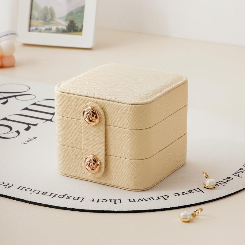 

Простая шкатулка для хранения ювелирных изделий Кожаная Портативная Маленькая Шкатулка для хранения колец, серег, ожерелий с ячейками светло-желтого
